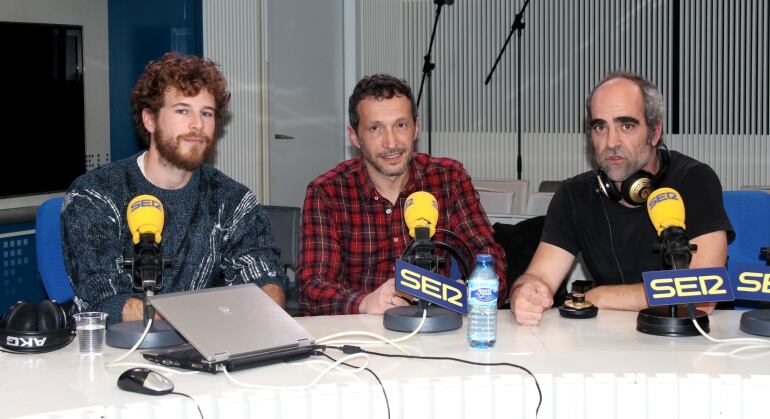 De izquierda a derecha, el actor Álvaro Cervantes, el director Salvador Calvo y el actor Luis Tosar.