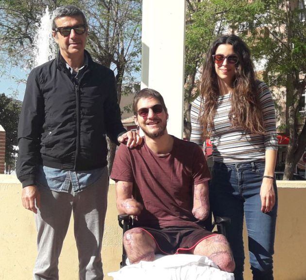 Davide posa junto a su padre, Tomaso, y su novia, Cecilia, en la plaza del Charco de Santo Ángel.