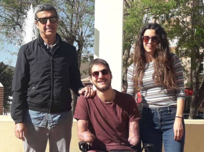 Davide posa junto a su padre, Tomaso, y su novia, Cecilia, en la plaza del Charco de Santo Ángel.