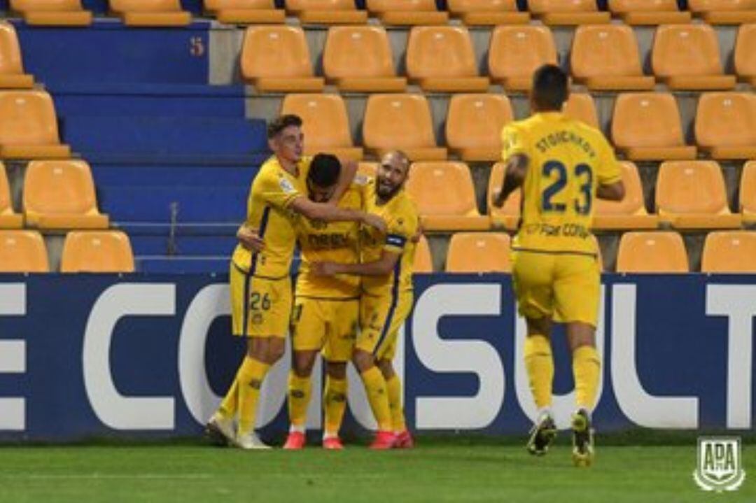 Jugadores de la AD Alcorcón celebrando un gol frente al Rayo Vallecano