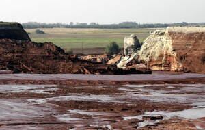 Vista general del derrumbe del muro de contención de la balsa de la empresa metalúrgica MAL cerca de la localidad húngara de Ajka (EFE / Lajos Nagy)