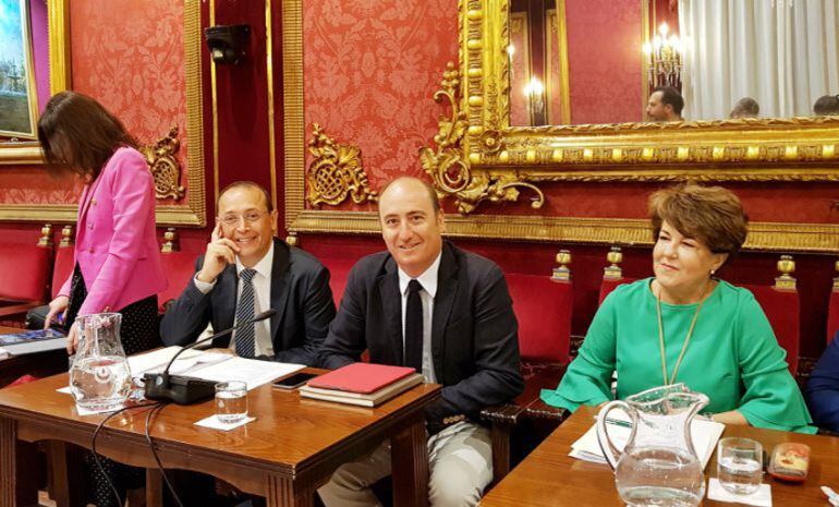 Juan García Montero, en el centro de la imagen , en un pleno del Ayuntamiento de Granada junto a los ediles Fernando Egea y Telesfora Ruiz, mientras la portavoz, Rocío Díaz, mira unos documentos