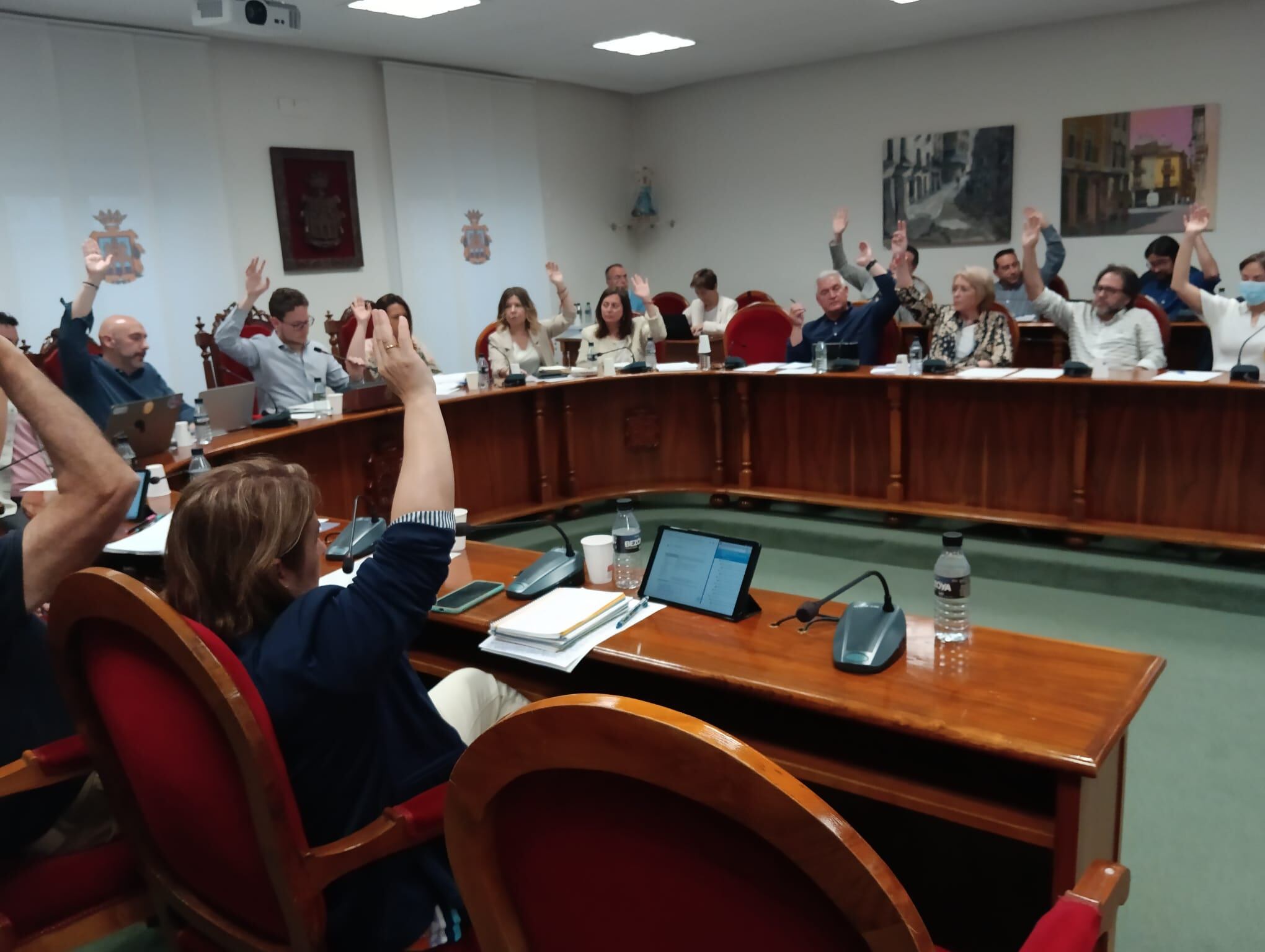 La ordenanza de la piscina se aprobó con la única abstención de Vox