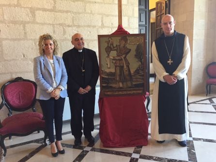 D&#039;esquerra a dreta, l&#039;alcaldessa de Tortosa, Meritxell Roigé; el bisbe de Tortosa, Enrique Benavent; i l&#039;abat de Poblet, Octavi Vilà, amb la peça retornada.