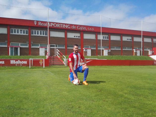 Peybernes posa como rojiblaco en el césped del campo número 2 de la Escuela de Fútbol de Mareo.