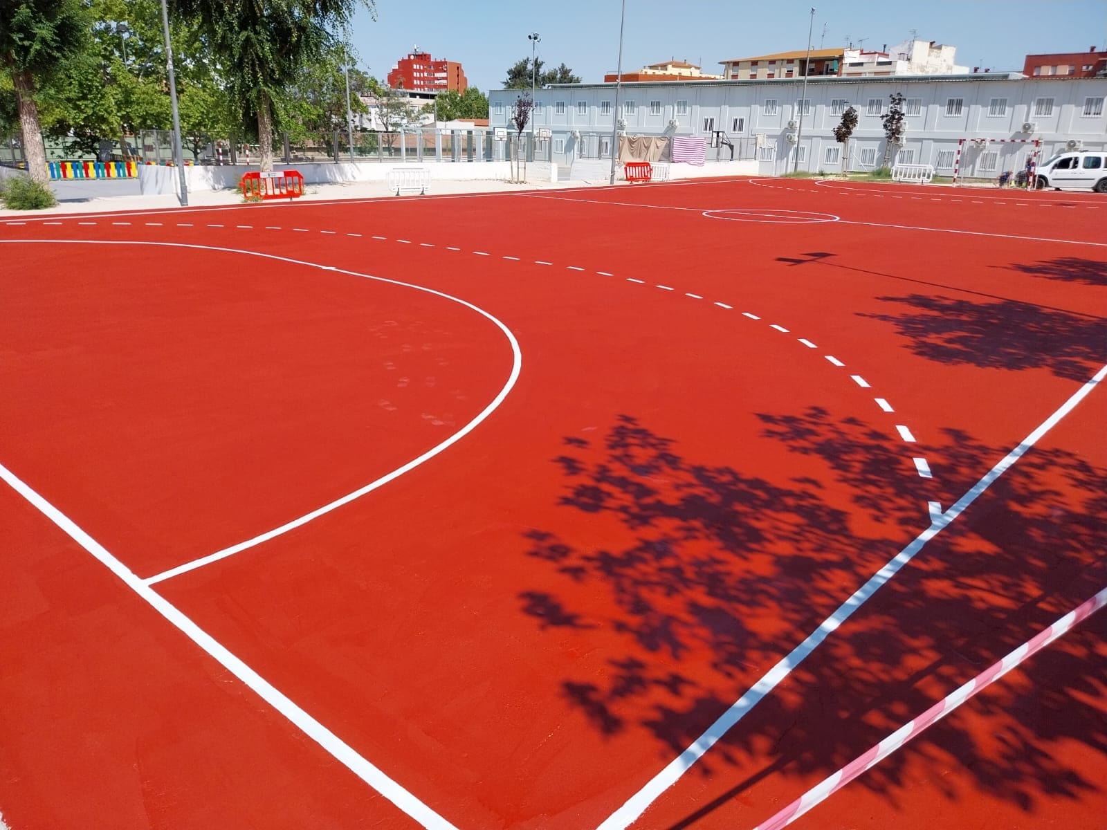 Mejoras en la pista deportiva y patio de los colegios