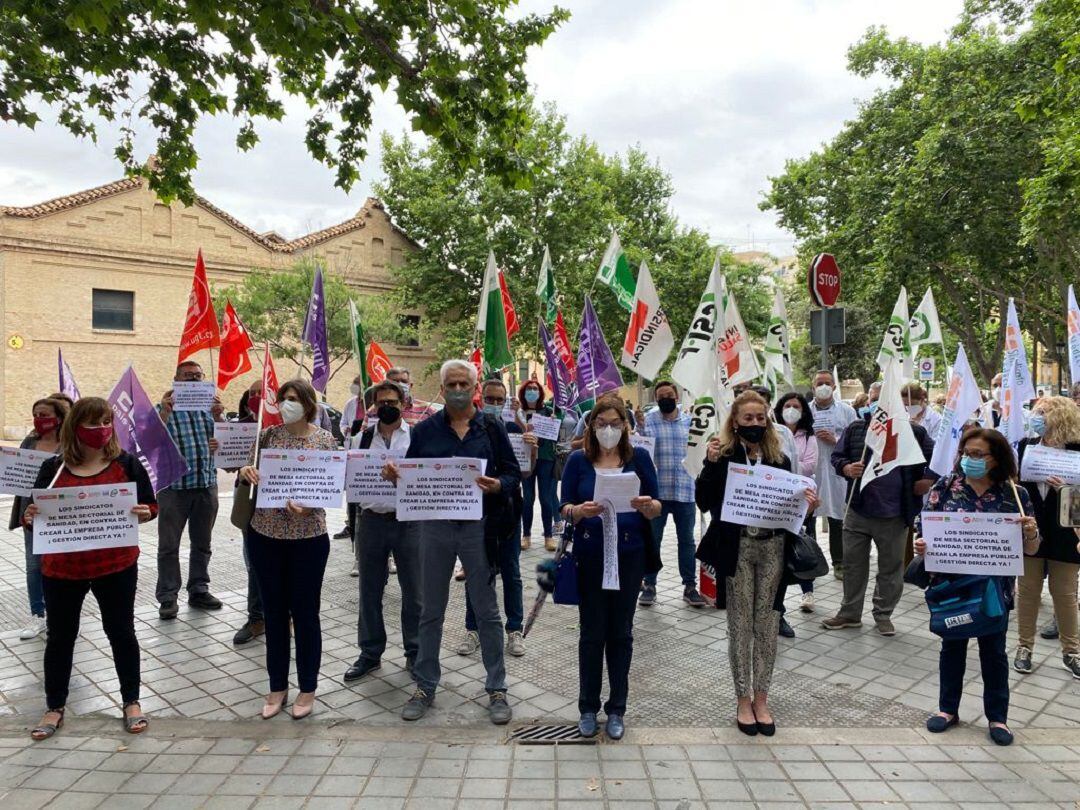 Reoresentantes de los sindicatos de la Mesa Sectorial de Sanidad se concentran ante la Conselleria de Sanitat para protestar por la creación de la Empresa Pública de Salud