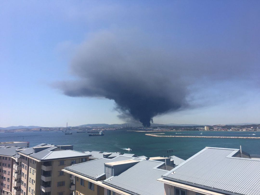 Nube de humo procedente del incendio de un almacén en el polígono industrial de la Bahía de Algeciras