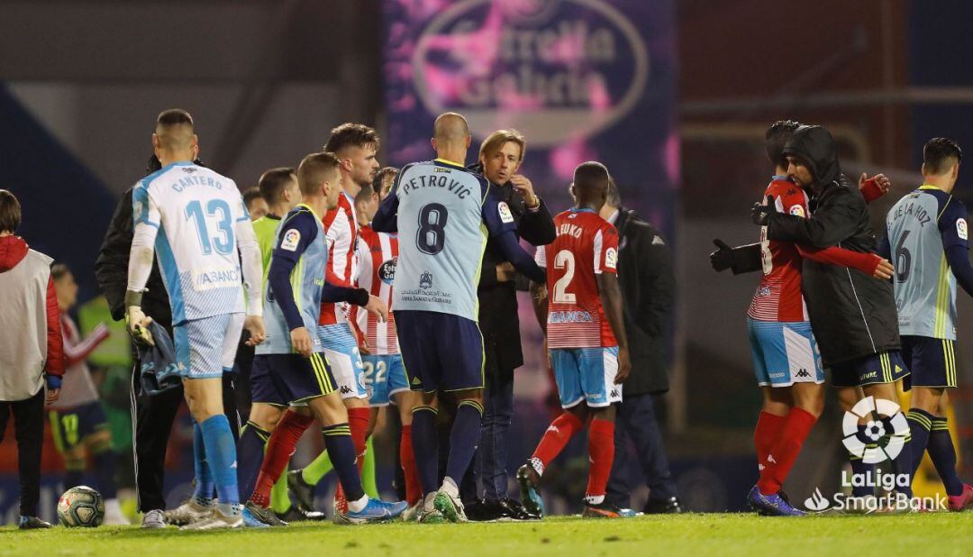 Los jugadores del Almería celebran con su entrenador.