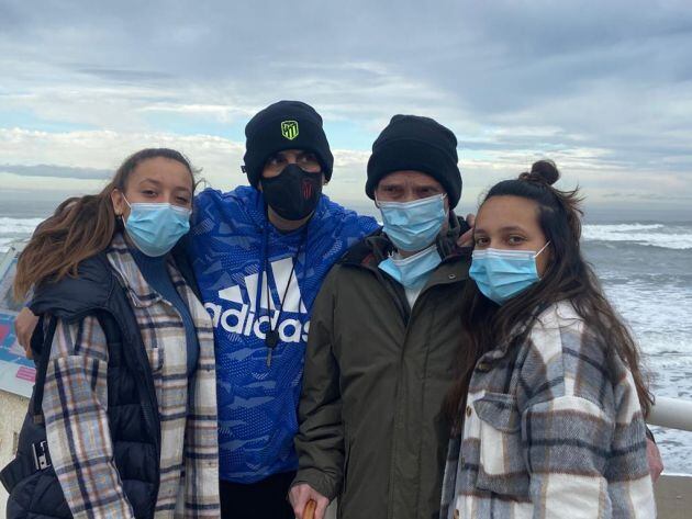 José Pedro (tercero por la izqda) en el primer paseo con sus nietas tras ocho meses.