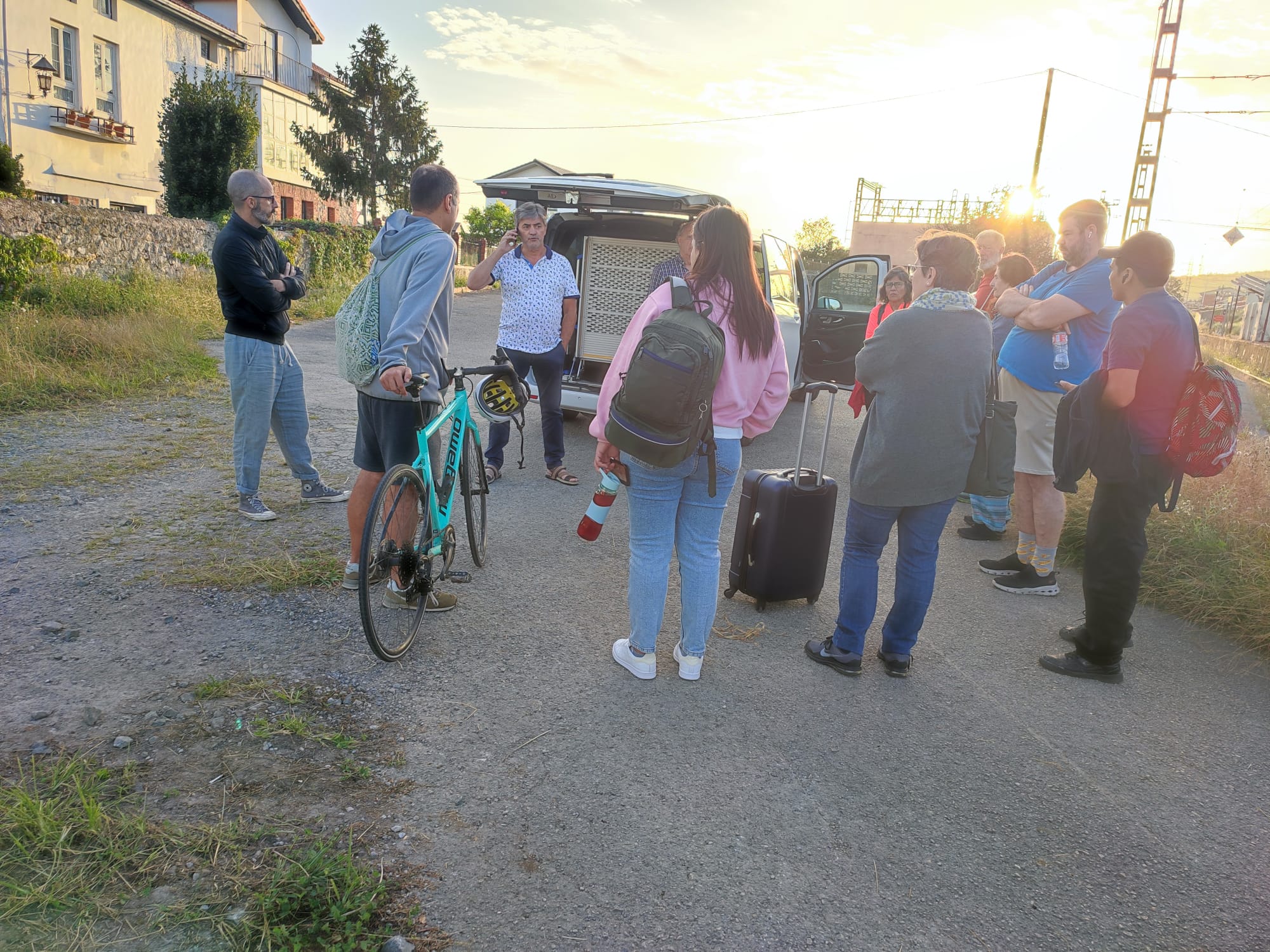 Viajeros tirados en la estación de Orejo.