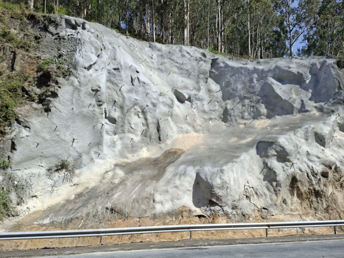 Reabre el carril de la AG-57 tras finalizar las obras por el desprendimiento