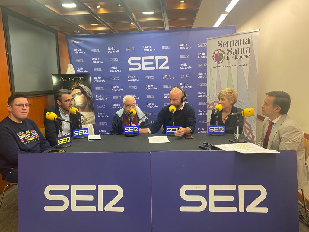 El asesor musical de la Junta de Cofradías, el presidente de la Cofradía de las Angustias, Ángel Chacón, cofrade más de 60 años, la presidenta de la Cofradía de los Nazarenos y responsable artístico de la Junta de Cofradías y coordinador de la Semana de Música Sacra