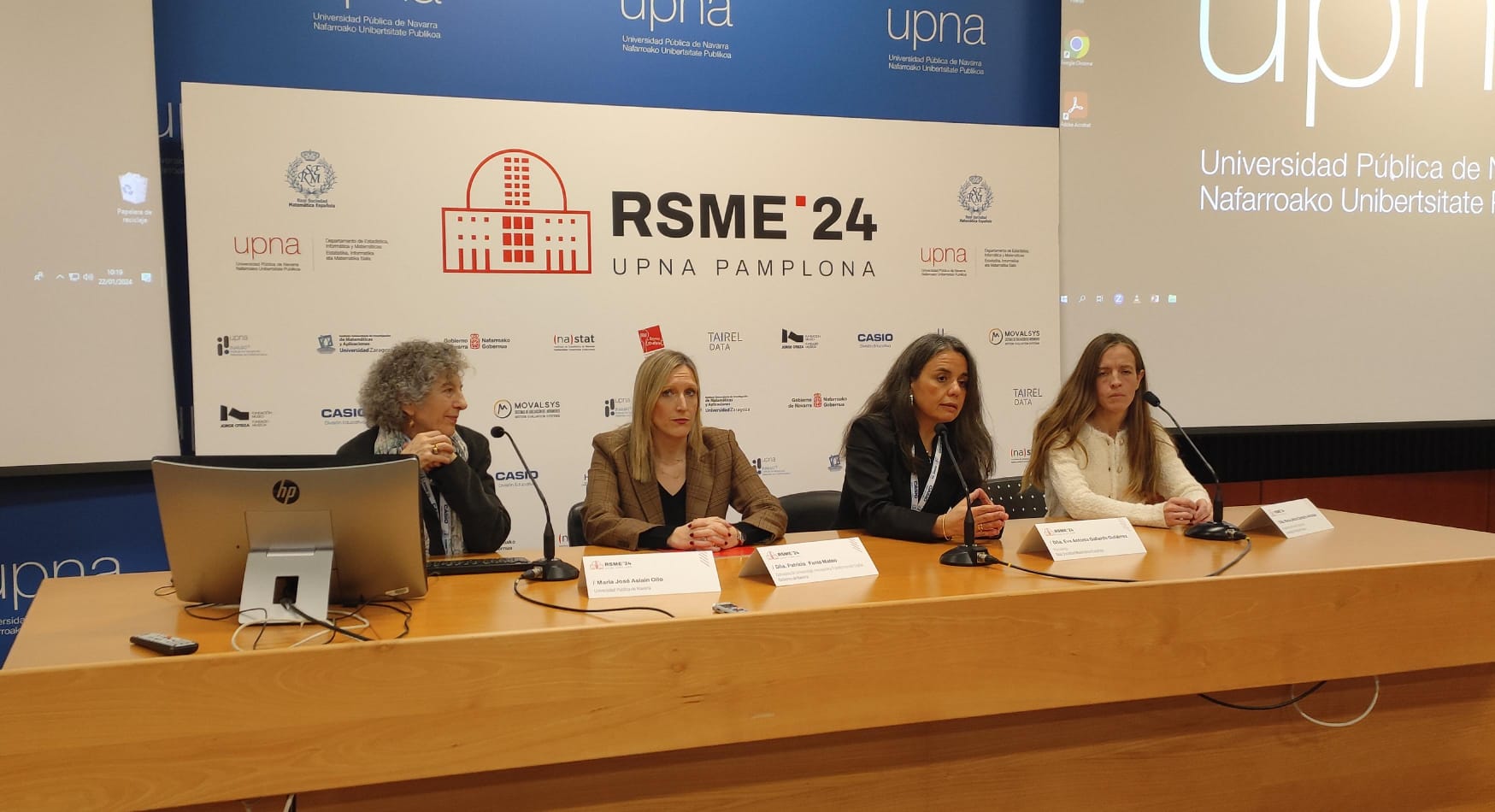 De izquierda a derecha, María José Asiain Ollo, directora del Departamento de Estadística, Informática y Matemáticas de la UPNA, Patricia Fanlo, consejera de Universidad, Eva Gallardo, presidenta de la Real Sociedad Matemática Española, y María Jesús Campión, profesora del Departamento de Estadística, Informática y Matemáticas de la UPNA y presidenta del Comité organizador del Congreso.