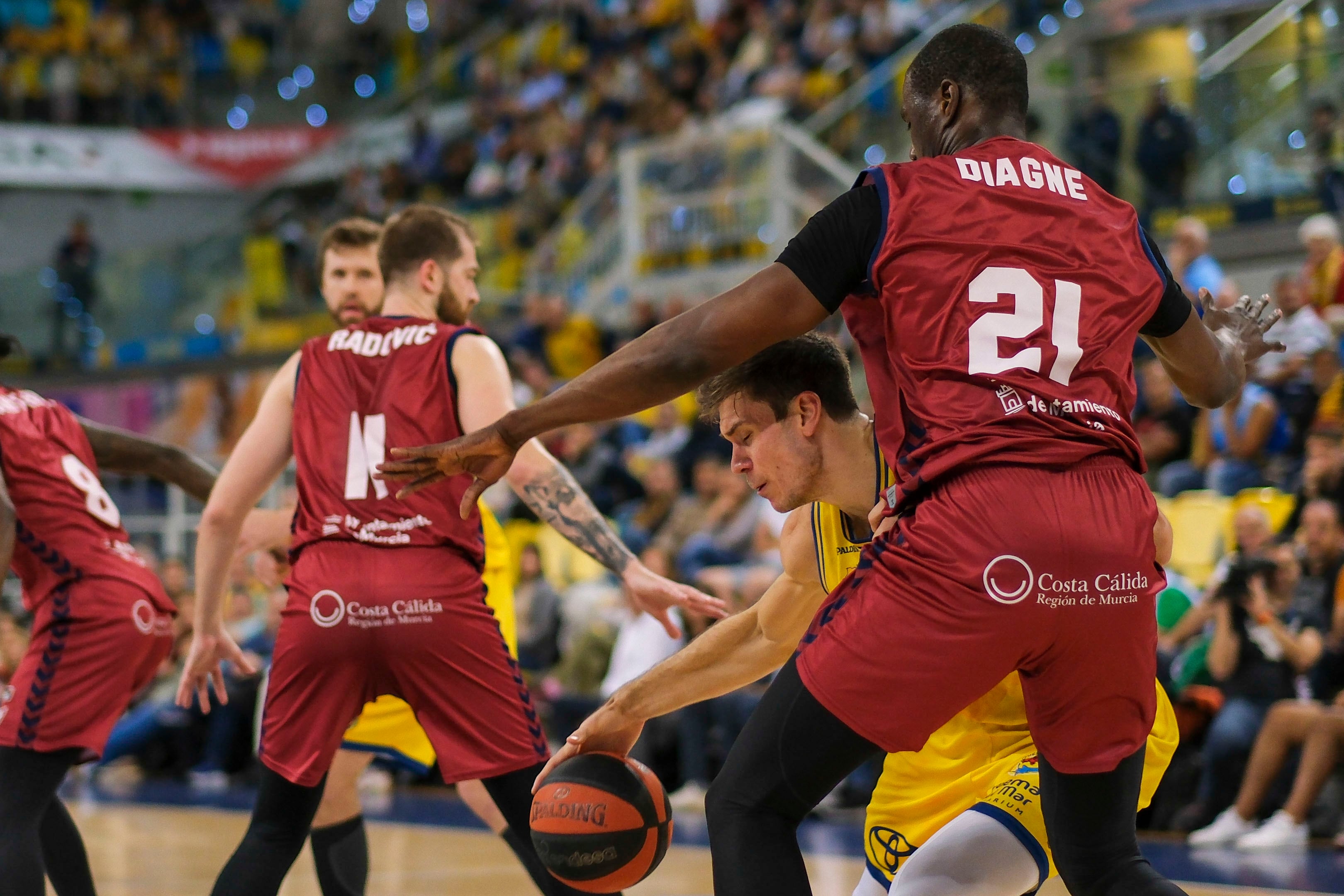 LAS PALMAS DE GRAN CANARIA. 20/01/2024.- El pivot estadounidense del Gran Canaria, Ethan Happ (i), con el balón ante la defensa del pivot de UCAM Murcia, Moussa Diagne, durante el partido de la decimonovena jornada de la Liga Endesa que ambos equipo han disputado hoy en el Gran Canaria Arena. EFE/Ángel Medina G.
