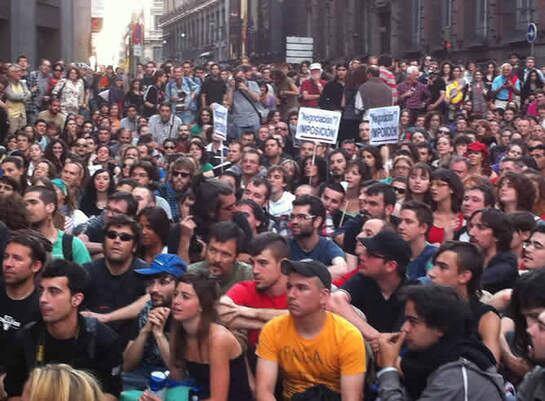 Los &#039;indignados&#039; que protagonizaron la sentada reivindicativa frente al Congreso al grito de &#039;&#039;Pasamos o acampamos&#039;&#039; fueron recibidos por un fuerte dispositivo policial a su llegada a la sede de la Cámara Baja.