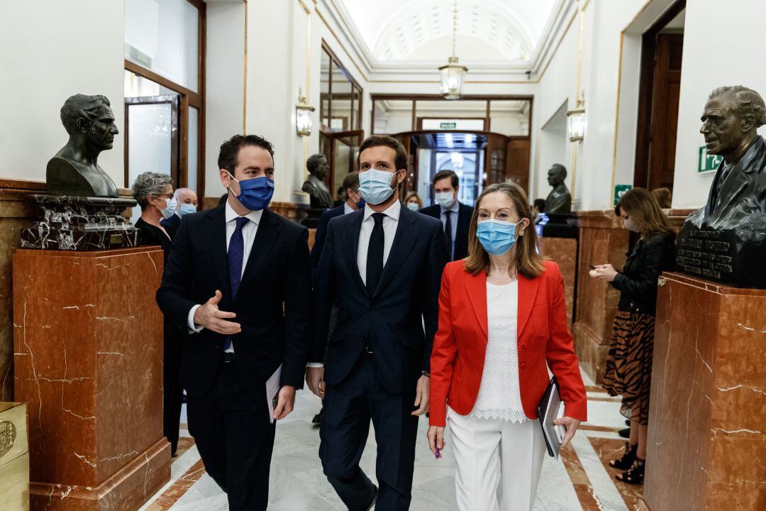 El presidente del PP, Pablo Casado, el secretario general, Teodoro García Egea y la vicepresidenta segunda del Congreso, Ana Pastor.