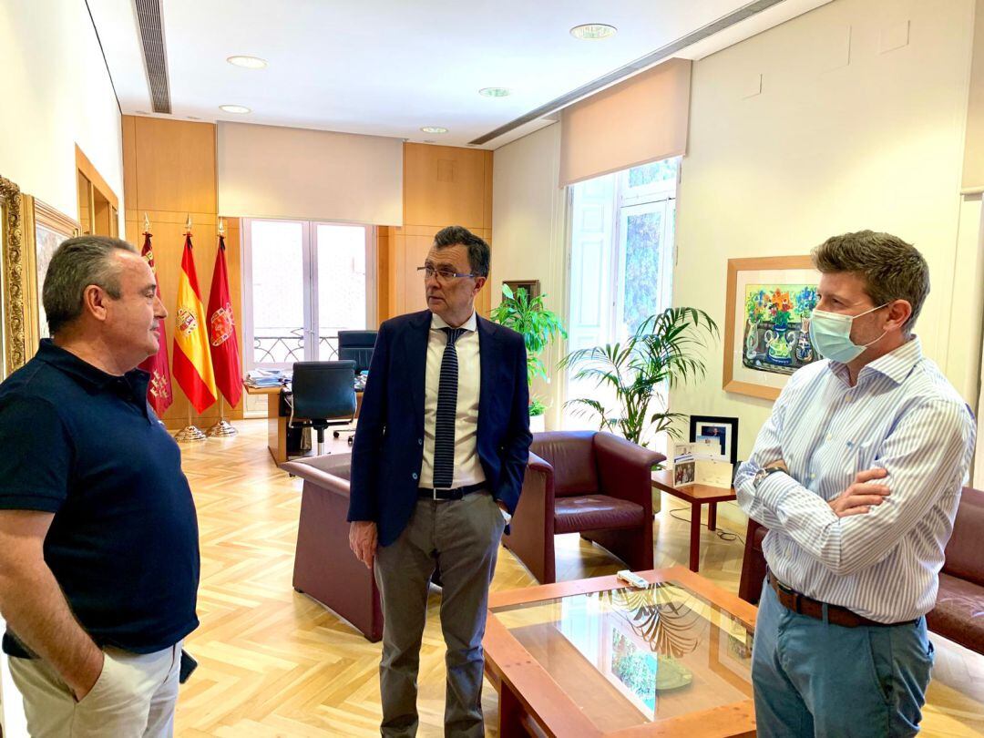 Imágenes de la reunión entre el alcalde, el concejal de Mercados y el secretario general de CC.OO.