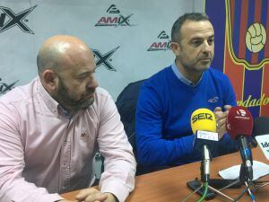 El presidente de la Gestora, Alfonso Ortuño, con el directivo David Aguilar (I)