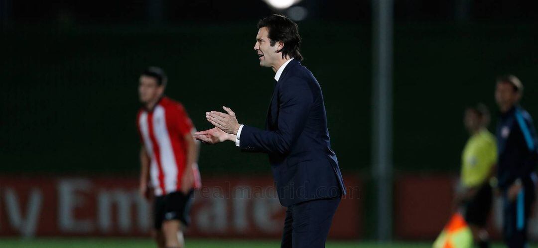 Solari da instrucciones a sus jugadores durante un partido del Castilla.