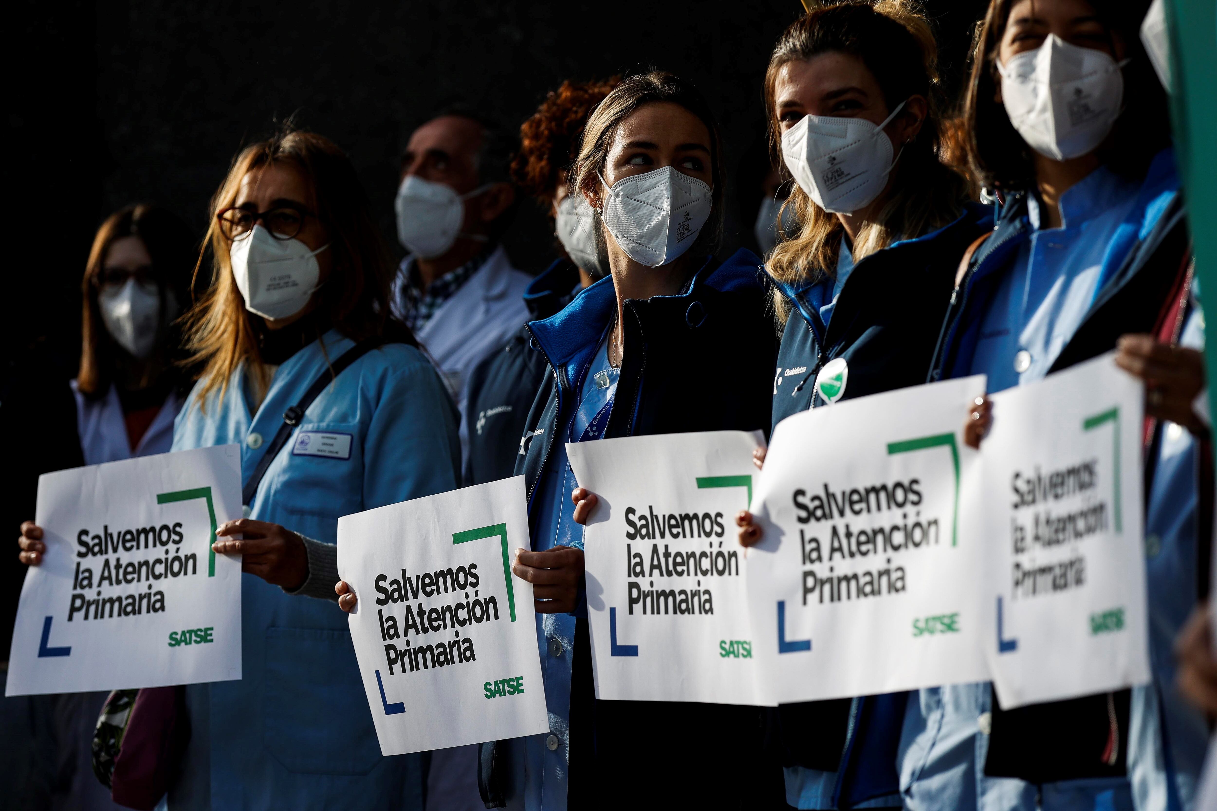 El Sindicato de Enfermería SATSE ha celebrado este jueves diferentes concentraciones en centros de salud de las tres capitales vascas, como el de San Ignacio en Bilbao, para denunciar el deterioro de la Atención Primaria. EFE/Miguel Toña