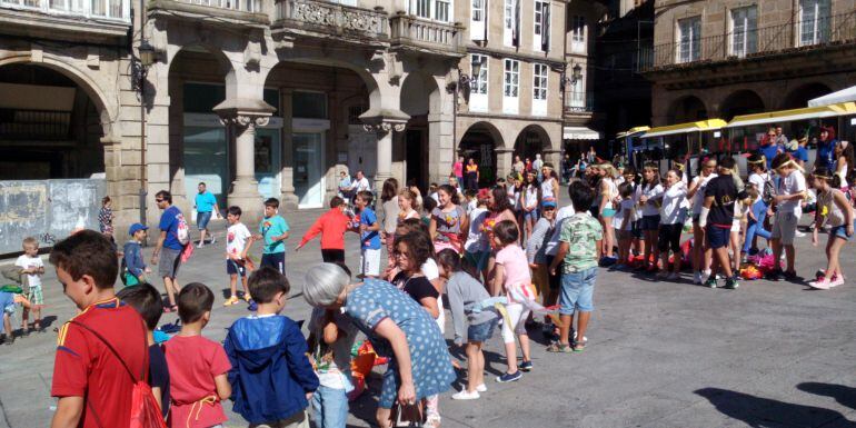 Esta mañana más de 300 niños participantes de las actividades de verano de Educación se reunían frente al ayuntamiento