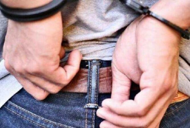 El clip, que es pot col·locar als pantalons, permet obrir les manilles