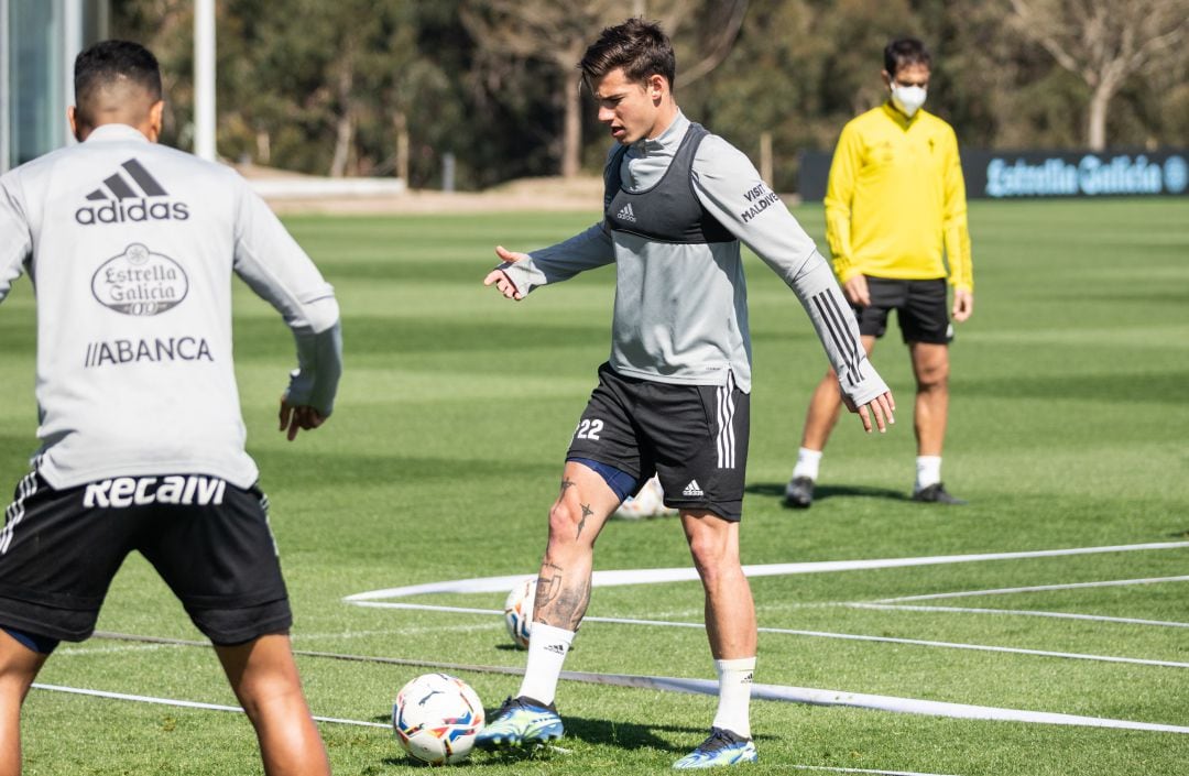 Santi Mina controla el balón durante un entrenamiento del Celta. 