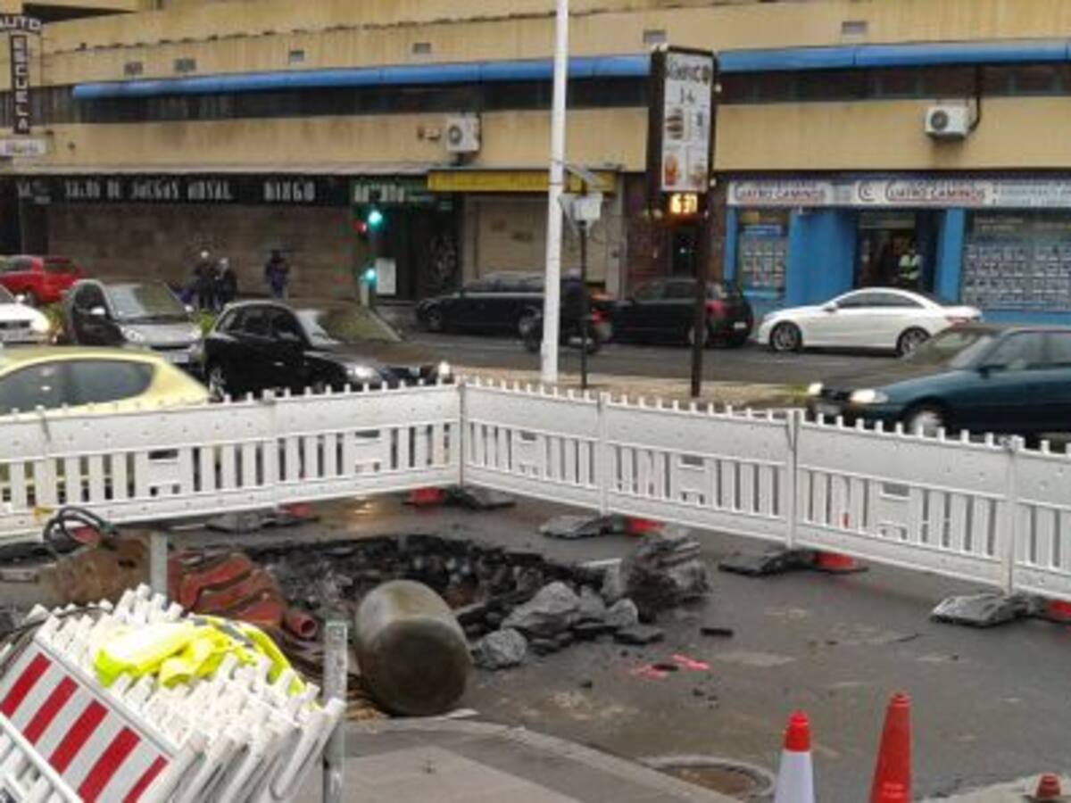 Abren un boquete para reparar el canal que causó un socavón subterráneo