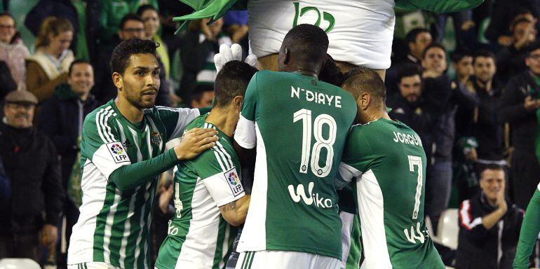 Los jugadores del Real Betis, celebran el primer y único gol del equipo.