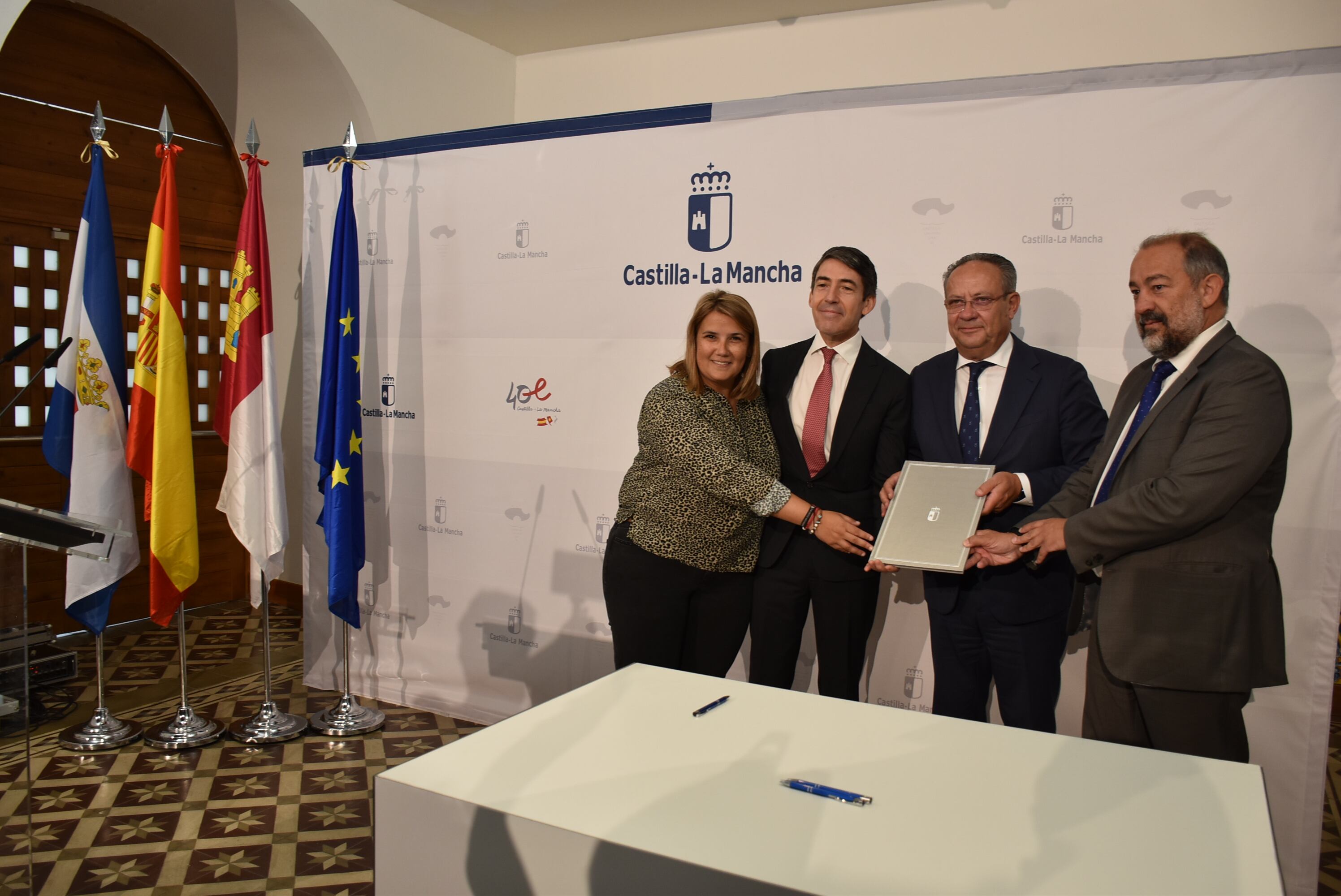 Tita García, la alcaldesa de Talavera con el consejero de Hacienda y Administraciones Públicas, Juan Alfonso Ruiz Molina; el rector de la UCLM, Julián Garde; y el presidente de Accenture en España, Portugal e Israel, Domingo Mirón.