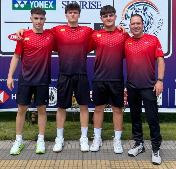 Alejandro Gállego, Mario Rodríguez y Gonzalo Isábal, con el técnico del Bádminton Huesca Roberto Mollinero, han sido los representantes de España en este Mundial