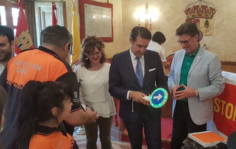 El consejero Juan Carlos Suárez-Quiñones y el alcalde de San Ildefonso, José Luis Vázquez, inspeccionan el material entregado a Protección CIvil de San Ildefonso