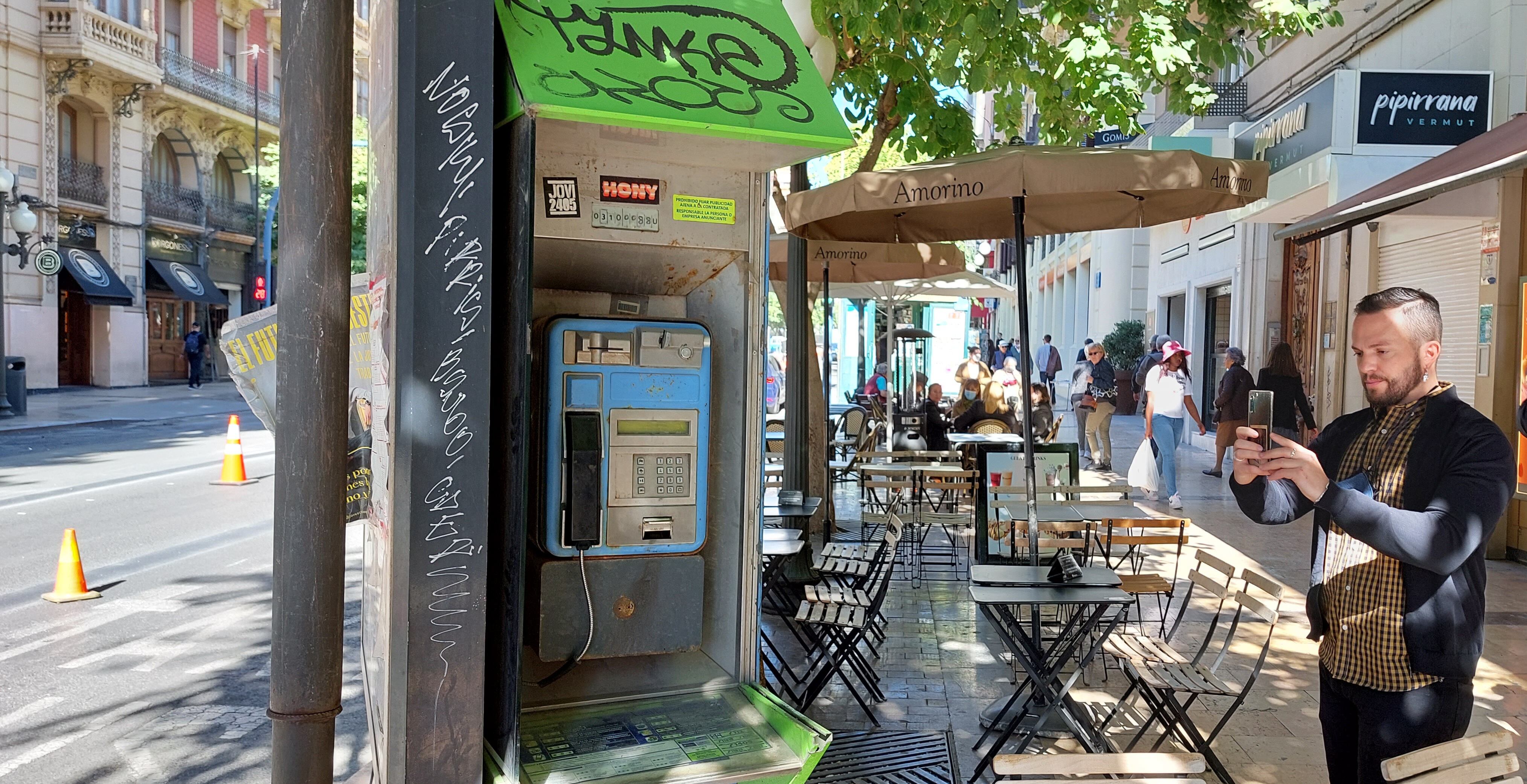 El edil Rafa Mas junto a una cabina de teléfono de Alicante