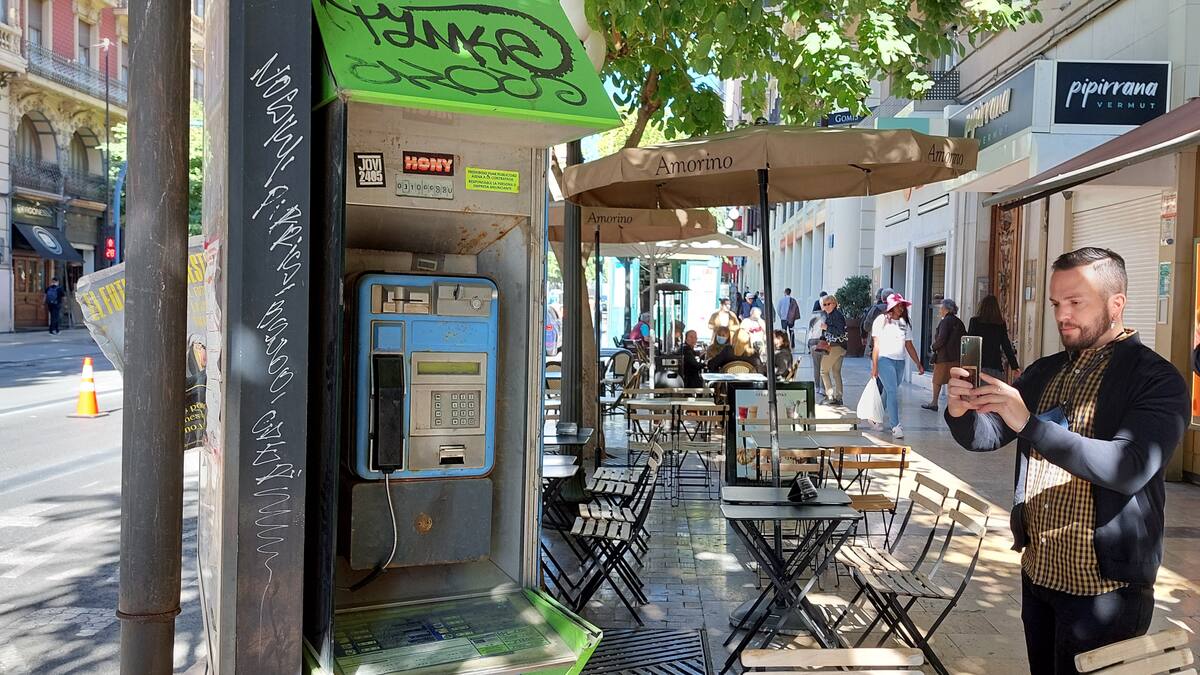 Compromís denuncia el incumplimiento de un acuerdo plenario para aprovechar las cabinas de teléfono como puntos wifi gratis