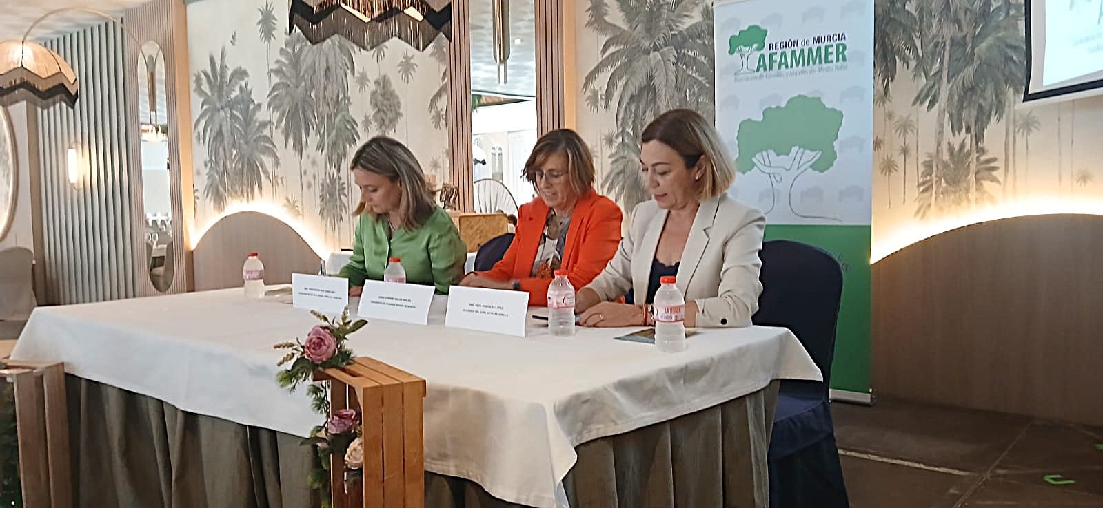 La consejera de Política Social, la presidenta de AFAMMER y la alcaldesa de Jumilla durante la Jornada en el Día Internacional de la Mujer Rural