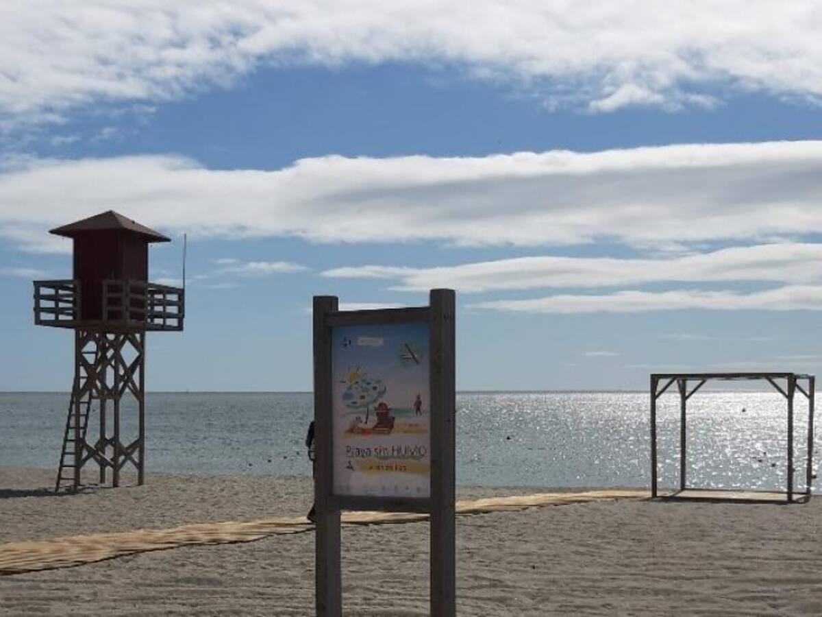 La playa de Santa Bárbara de La Línea mantiene su condición de espacio libre de humo para la Junta