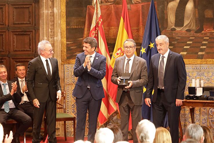 Directivos de Carmencita junto al president de la Generalitat, Carlos Mazón.