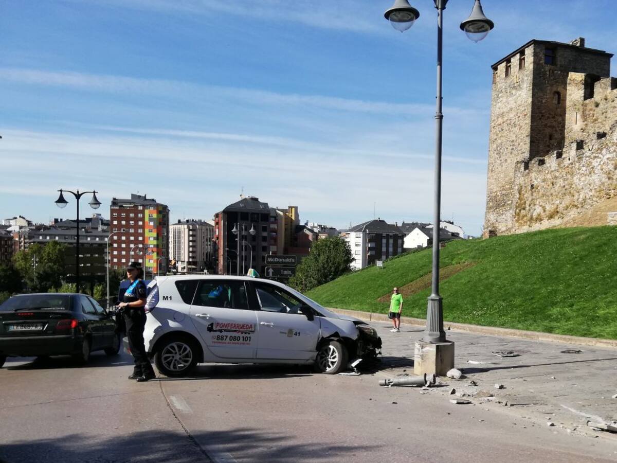 Detenido un hombre tras robar un taxi y empotrarlo frente al castillo de Ponferrada