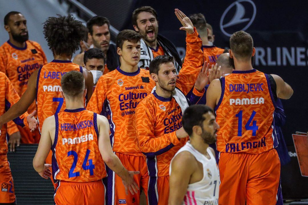 Los jugadores del Valencia Basket reaccionan durante el encuentro perteneciente a la segunda jornada de la fase regular de EuroLiga que Real Madrid y Valencia Basket 