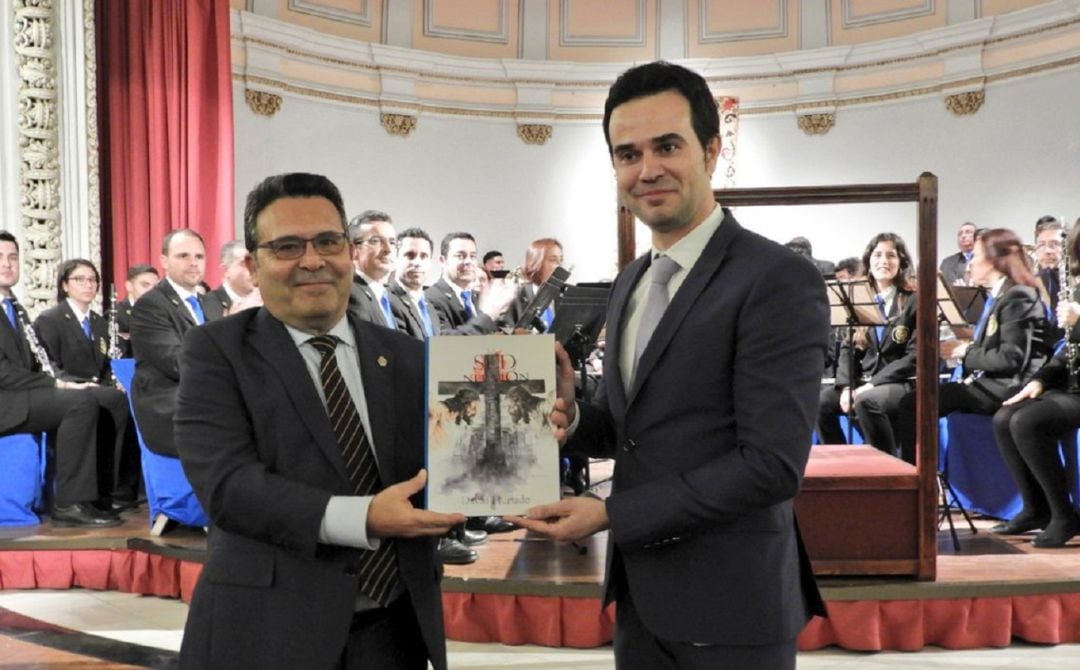 El hermano mayor de La Sed, Pepe Cataluña -a la izquierda-, entrega un recuerdo al compositor David Hurtado