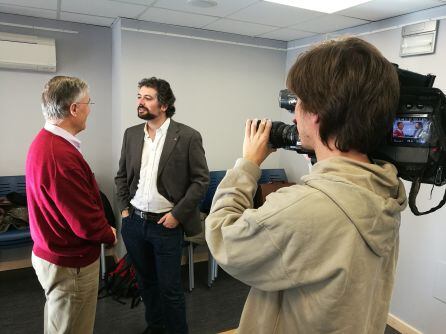 El coordinador de IU en Segovia José Luis Ordoñez junto al portavoz en las Cortes Regionales José Sarrión (d)