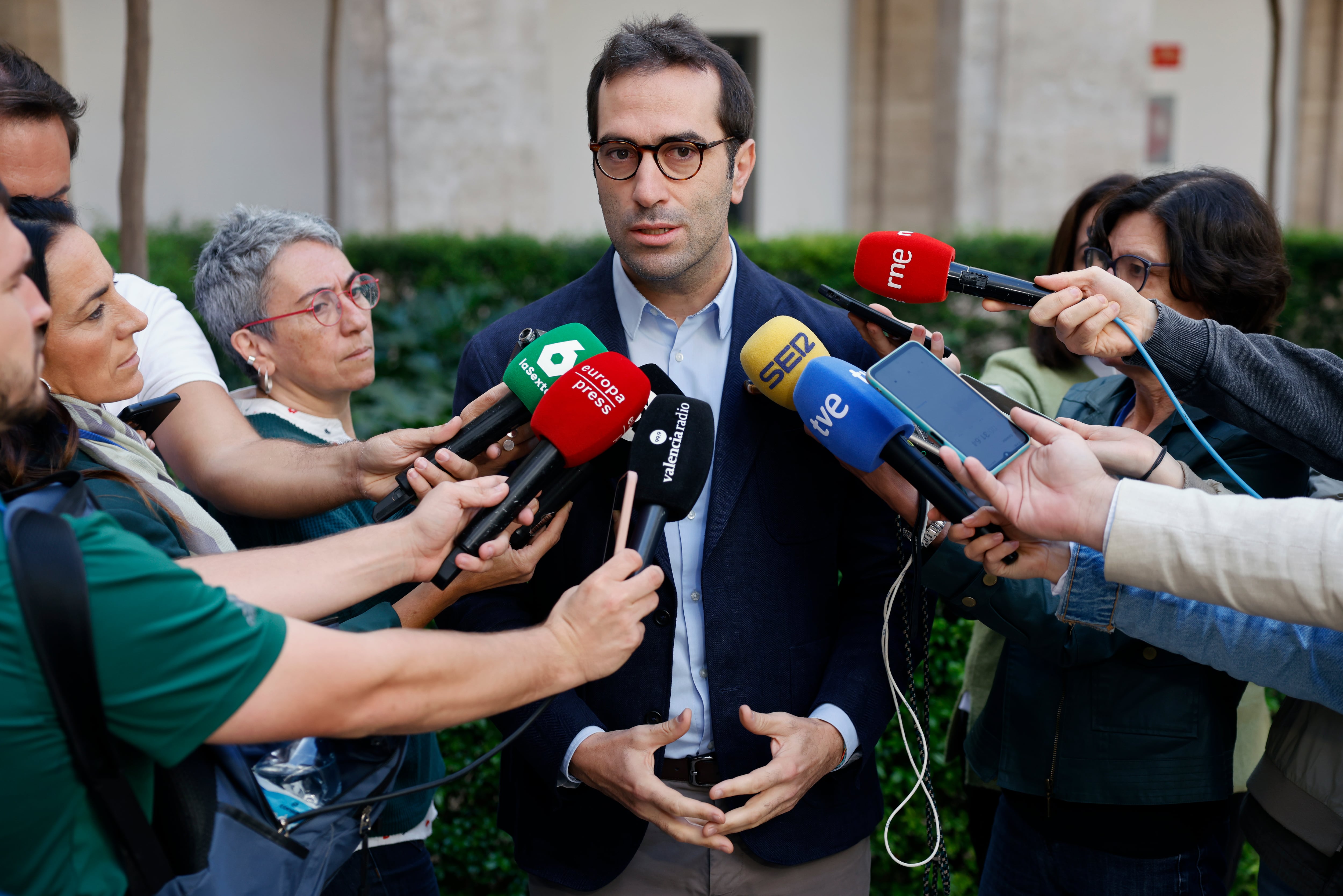 El ministro de Economía, Comercio y Empresa, Carlos Cuerpo hace declaraciones a los medios antes de su encuentro en Valencia con las principales asociaciones empresariales y representantes de los sectores afectados por la dana.