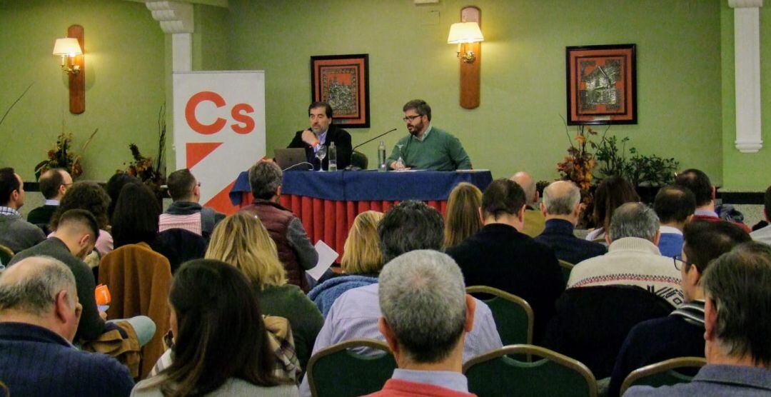 El presidente de la Comisión Gestora de Ciudadanos, Manuel García Bofill, ha participado en la asamblea con afiliados de Cs Jaén junto al responsable de Organización, Fran Hervías.