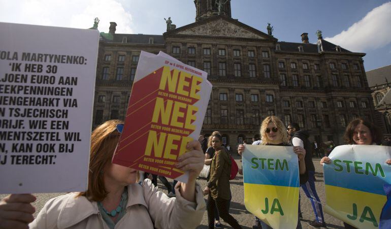 Manifestantes con carteles a favor y en contra del acuerdo con Ucrania, en Amsterdam