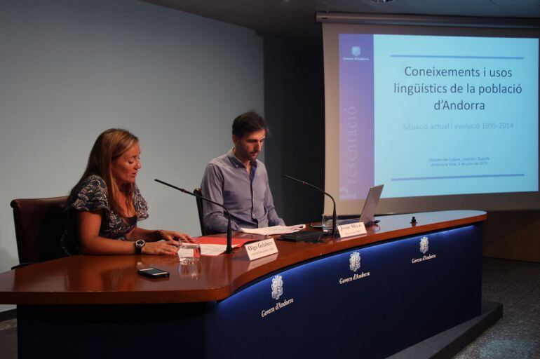Olga Gelabert, ministre de Cultura, i Joan Micó, director del CRES, presenten els resultats de la darrera enquesta d'usos lingüístics a Andorra.