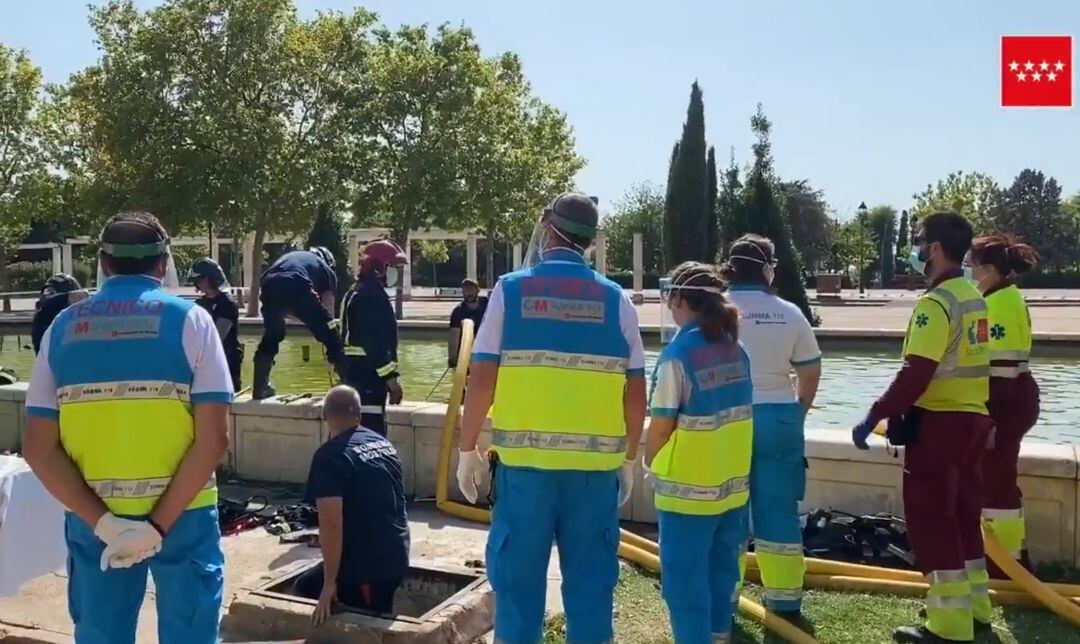 Momento en el que el equipo de bomberos procede a sumergirse por el conducto de tuberías salientes de la fuente donde el jóven quedó atrapado.