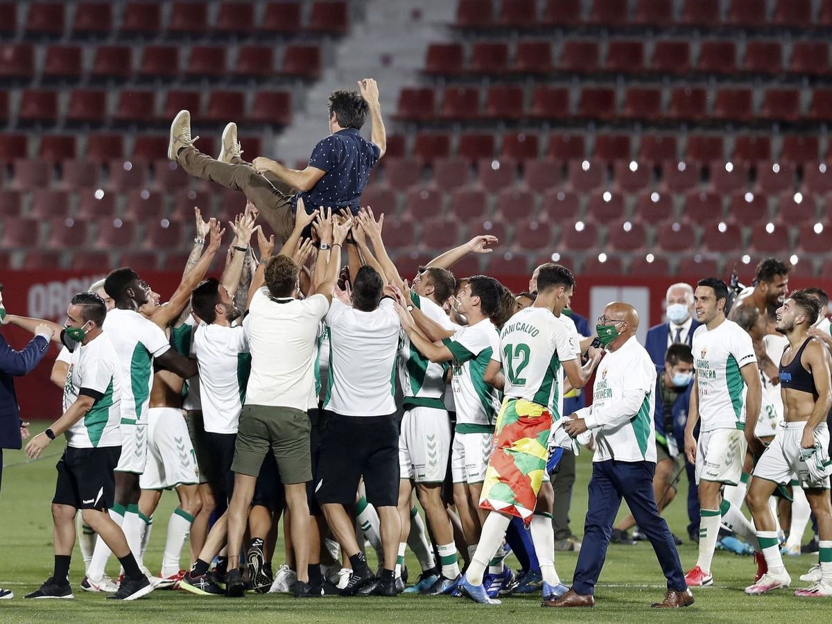 Pacheta es manteado por los jugadores tras el ascenso en Montilivi