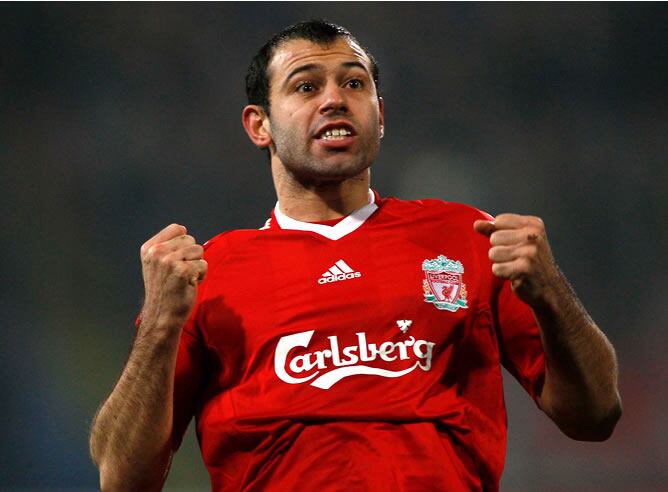 Mascherano, durante un partido con el Liverpool