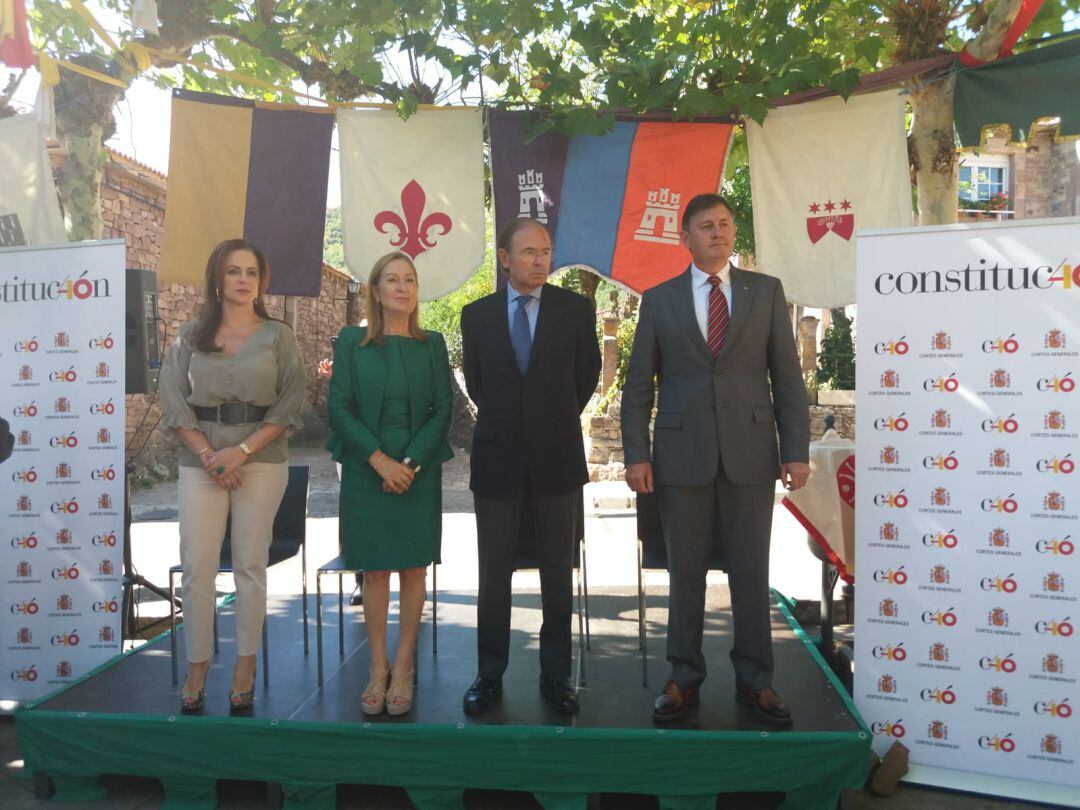 Silvia Clemente, presidenta de las Cortes, Ana Pastor, presidenta del Congreso de los Diputados, Pío García-Escudero, presidente del Senado y Jesús María Mediavilla, alcalde de Brañosera (Palencia)